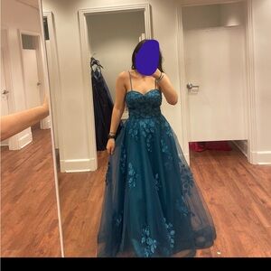 Never worn it (other than trying it on). I’m selling this because I’m broke 😭